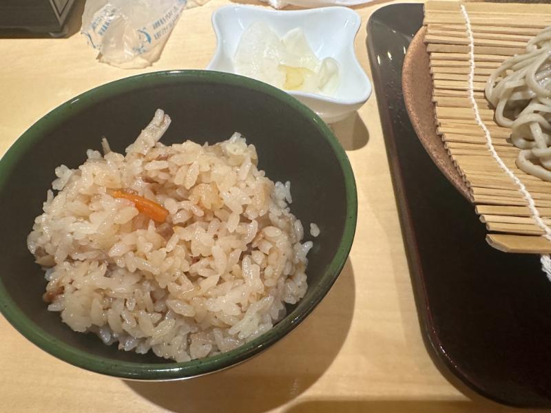 河内屋のかやくご飯、にんじん入りの炊き込みご飯と大根の浅漬け