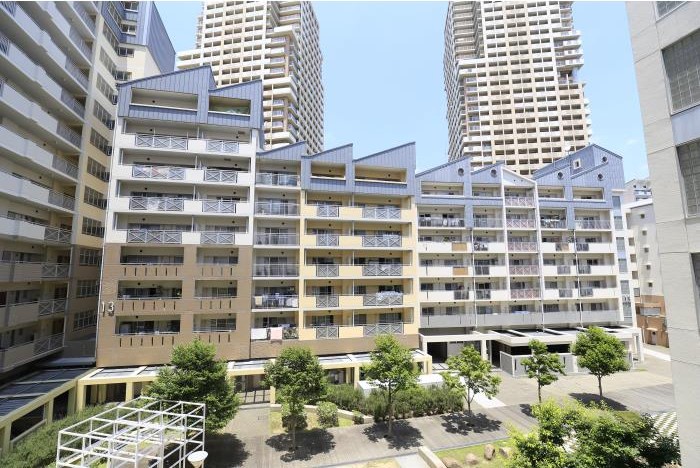 HAT神戸・灘の浜 中庭と住棟。奥は超高層棟